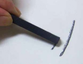 Уголь прессованный темный Derwent (6 штук в упаковке)