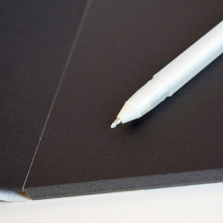 Белая гелевая ручка Sakura Gelly Roll 08 средний стержень 0,4 мм, поштучно